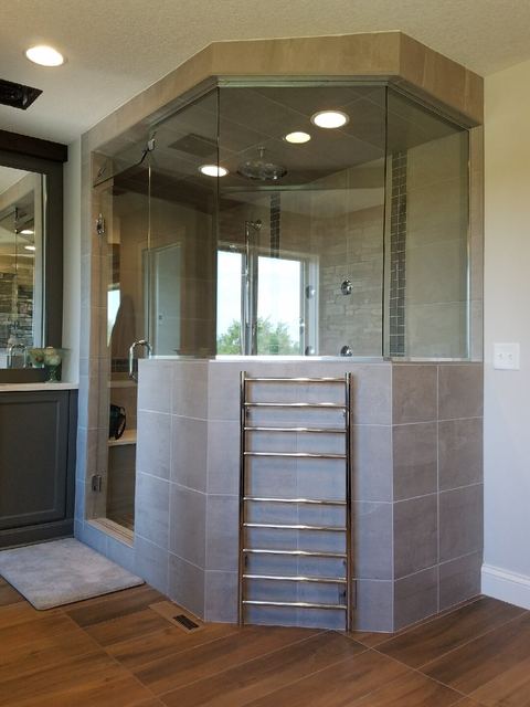 Frameless enclosure on a tiled knee wall
